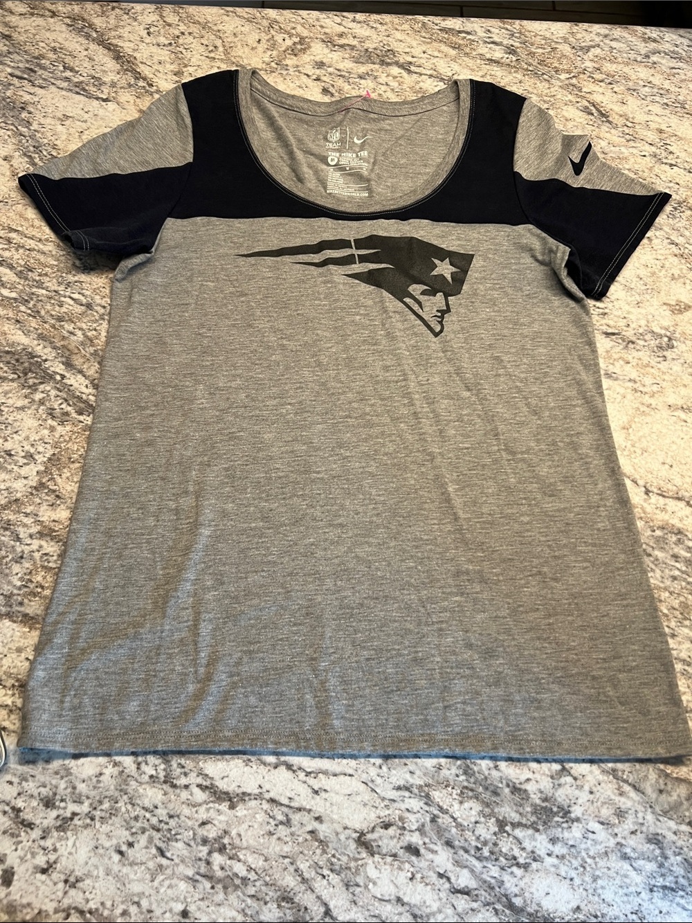 Nike NFL New England Patriots Scoop Neck Womens Graphic Tee GUC